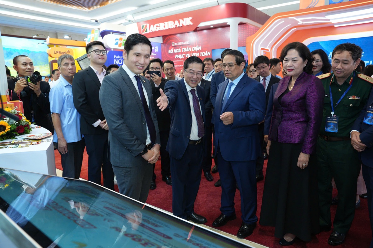 3.Đại diện HDBank giới thiệu về sản phẩm của mình